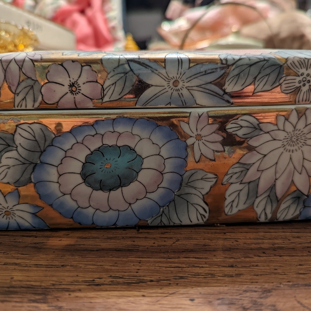 Vintage Jewelry/trinket box.